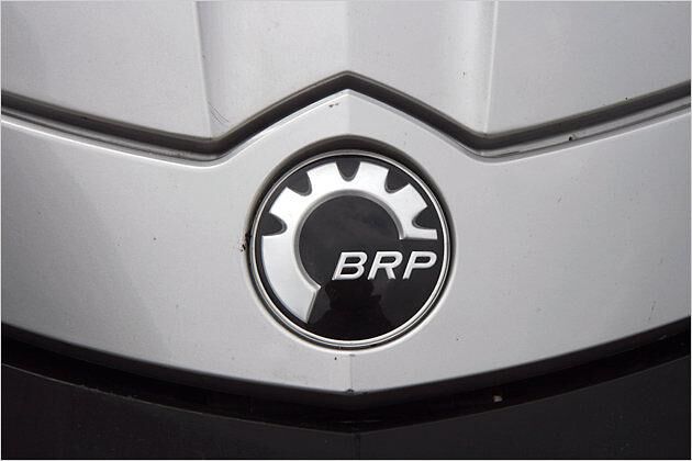 Die drei Buchstaben des Markenlogos stehen für "Bombardier Recreational Products"