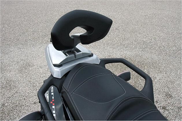 Zum optionalen Touring-Paket gehört unter anderem eine Rückenlehne für den Sozius