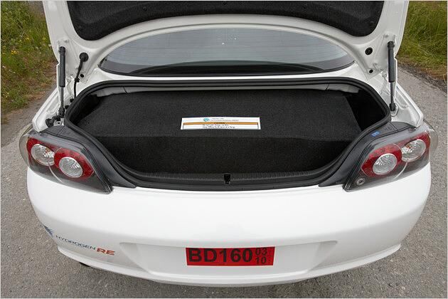Voller Kofferraum im RX-8 Hydrogen RE durch den Wasserstoff-Tank