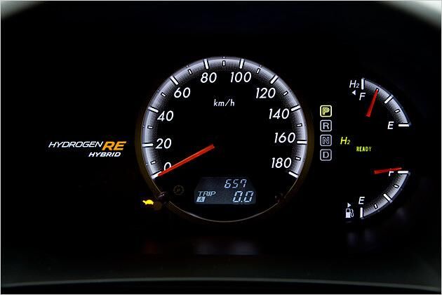 Der Tacho zeigt es: Rasant ist der Mazda Premacy Hydrogen RE Hybrid nicht