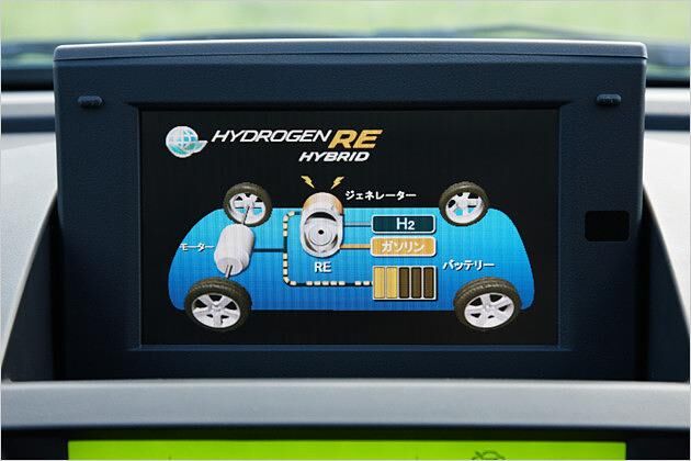 Ein Monitor informiert den Fahrer über den Energiefluß im Auto