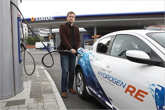 Redakteur Roland Hildebrandt: "Der RX-8 Hydrogen RE macht Wasserstoff alltagstauglich"