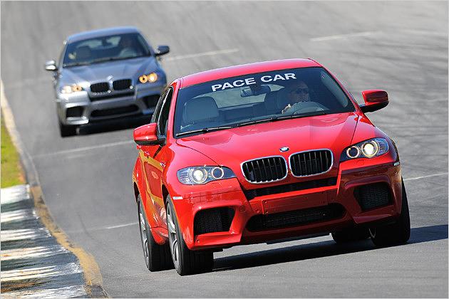 Nach drei Runden hinter dem Pace Car können wir die 555 Pferdchen endlich laufen lassen