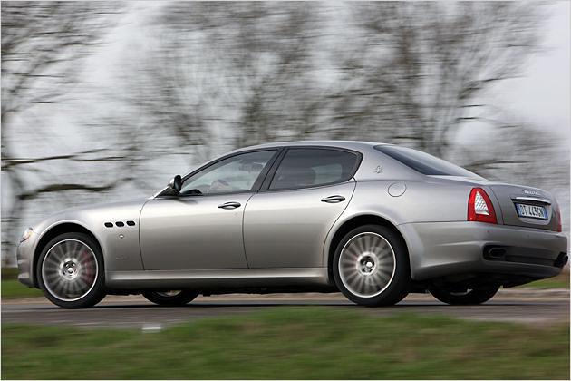 Auffällig sind die 20-Zoll-Felgen der starken Limousine