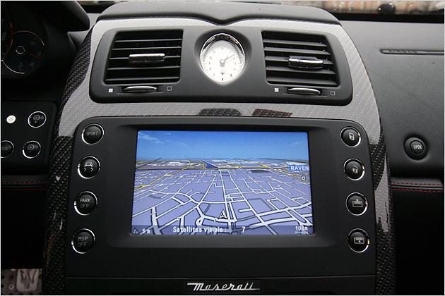 Mit an Bord ist ein Navigationssystem mit großem Display