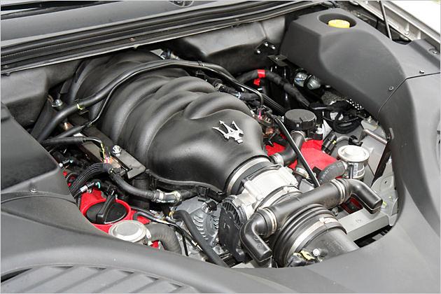 Der V8 liefert ein Drehmoment von 490 Newtonmeter