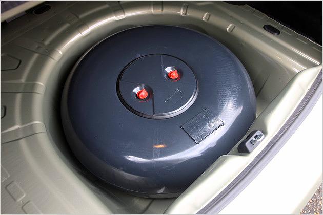 Der 32-Liter-Gastank ist in der Reserveradmulde untergebracht