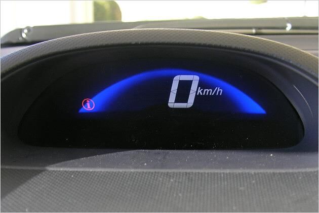 Das blaue Hintergrundlicht im Digitaltacho zeigt eine wenig effiziente Fahrweise an