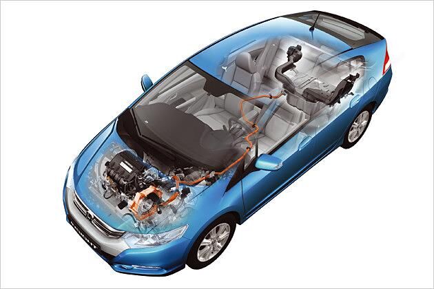 Ottomotor und E-Maschine (orange) liegen vorne, die Batterie hinten