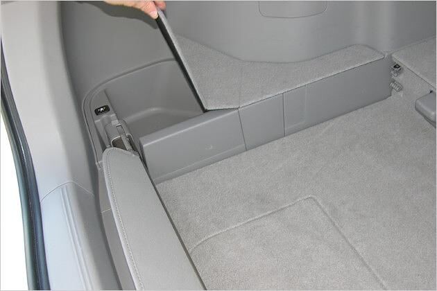 Die Laderaumabdeckung lässt sich im Kofferraum verstauen (Stange mit Rollo im linken Bildbereich)