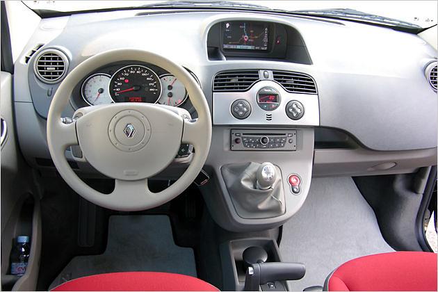 Cockpit: Hochgesetzter Schalthebel und serienmäßiges CD-Radio