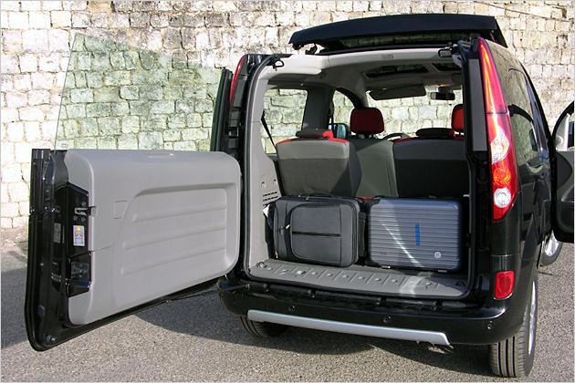Ungewöhnlich: Die Hecktüre mit rahmenloser Scheibe und das Cabrio-Dach über den Rücksitzen