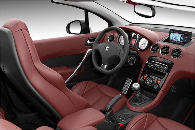 Das große Lenkrad des Cabrio-Coupés schmückt sich mit einer Metall-Spange