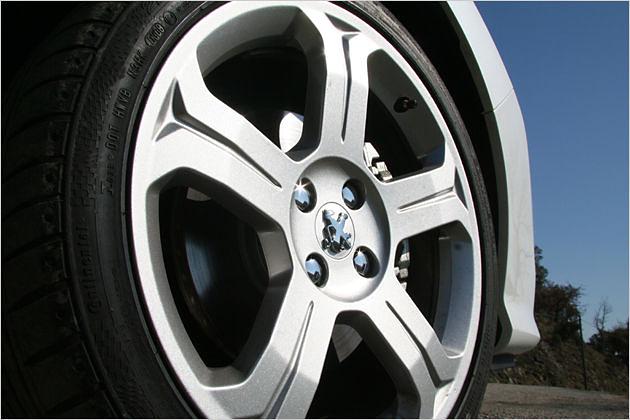 In der Platinum-Ausstattung sind 18-Zoll-Leichtmetallfelgen Serie