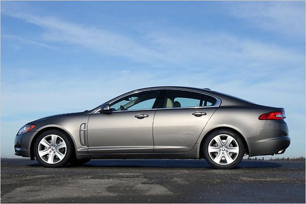 In der Seitenansicht gleicht das Heck des XF (im Bild) dem Coupé XK