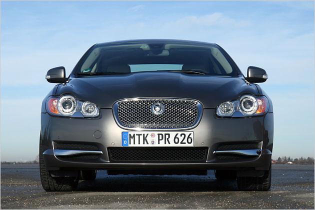 Auf dem Kühlergrill prangt der Jaguar-Kopf