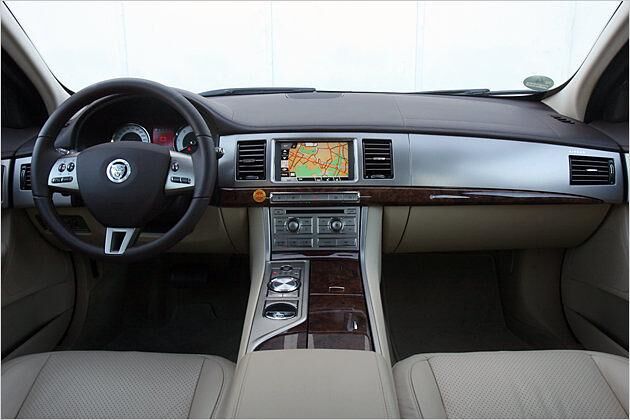 Auf den ersten Blick ist das Armaturenbrett des XF recht schick