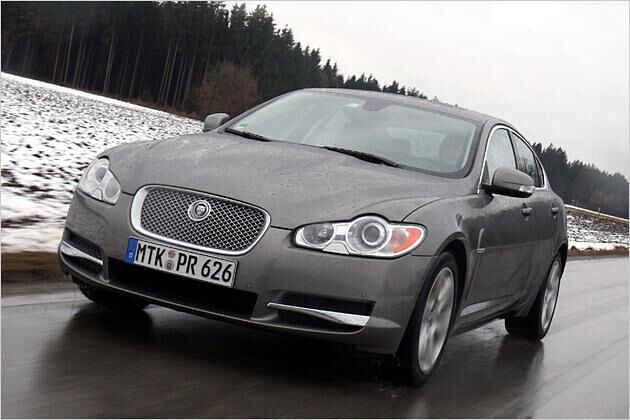 Der Jaguar XF beschleunigt in 8,2 Sekunden auf Tempo 100