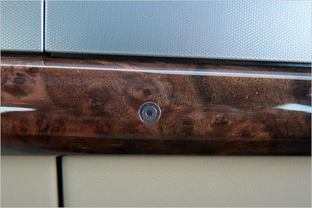 Beim Antippen des berührungsempfindlichen Sensors öffnet sich das Handschuhfach