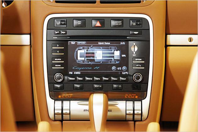 Im Display in der Mittelkonsole kann der momentane Energiefluss des Hybridsystems angezeigt werden
