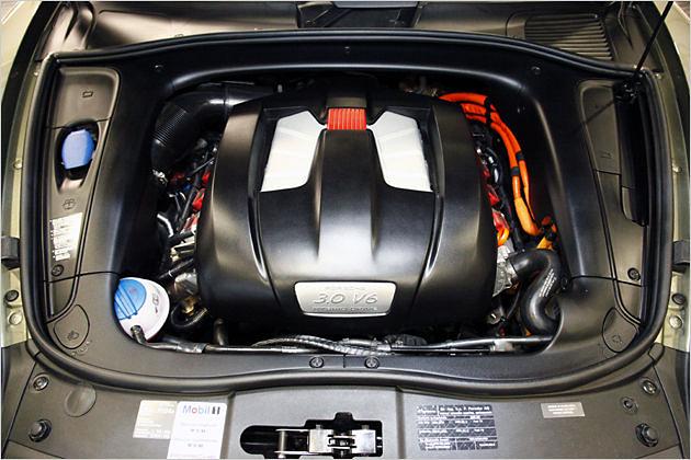 Als Verbrennungsmotor kommt ein leicht modifizierter 333-PS-Kompressor-Sechszylinder aus dem Audi S4 zum Einsatz