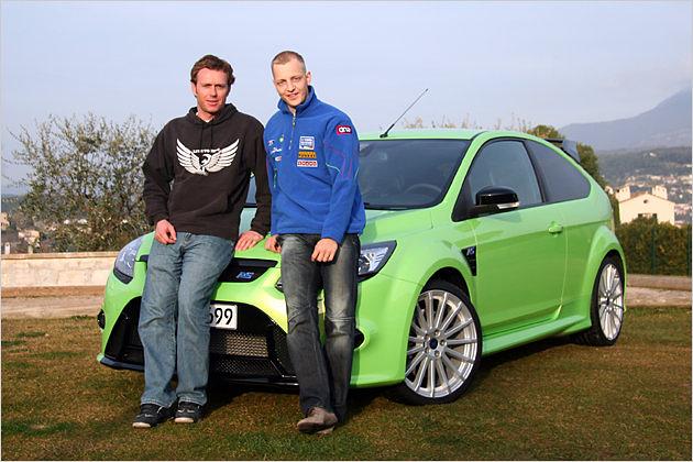 AutoNEWS-Redakteur Olli Spang (links) mit dem amtierenden Rallye-Vizeweltmeister und Ford-Werksfahrer Mikko Hirvonen