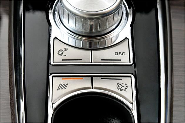 Die Zielflaggen-Taste unten links macht den Wagen sportlicher