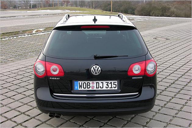 Abgesehen vom BlueMotion-Schriftzug rechts sieht das Heck genauso aus wie beim normalen TDI