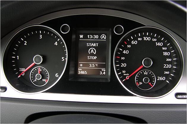 An der Ampel schaltet sich der Motor automatisch ab und das A-Symbol erscheint