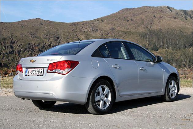 Die Metallic-Lackierung ist mit 420 Euro einer der wenigen Aufpreis-Punkte in der Cruze-Preisliste