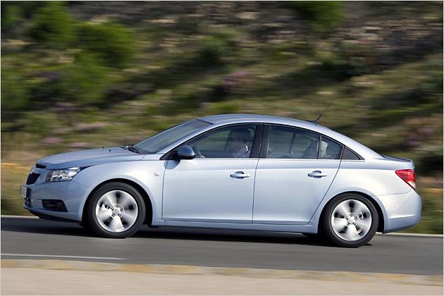Der Cruze ist mit dem Einstiegsmotor bis zu 185 km/h schnell