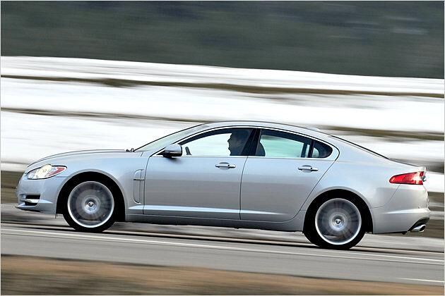 385 PS rumoren im XF 5.0 - in 5,7 Sekunden ist der Jaguar auf Tempo 100