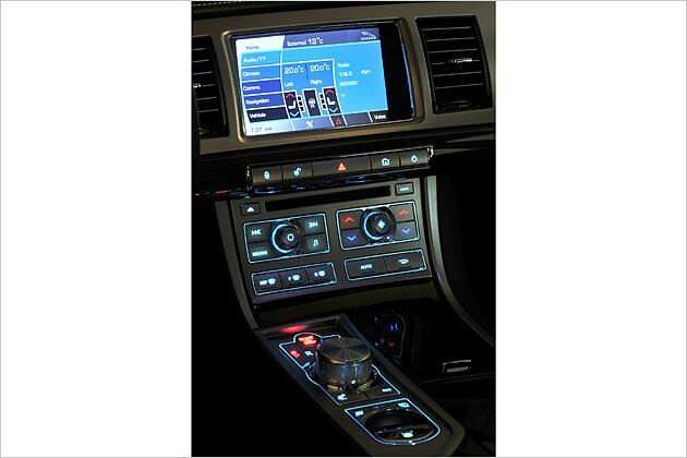 Auch nachts eine Schau: Die Mittelkonsole des Jaguar XF