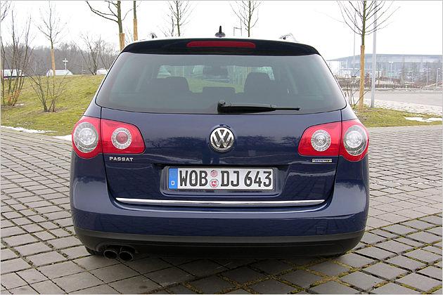 Ein kleines Schild rechts am Heck gehört zu den wenigen Kennzeichen des BlueTDI