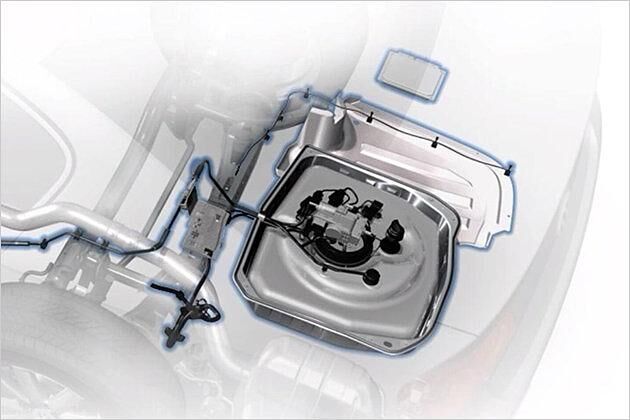 Die wässrige Harnstoff-Lösung mit dem Handelsnamen AdBlue kommt aus einem Tank im Bereich der Reserveradmulde