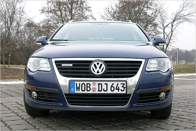 Geschlossene Blenden und einen partiell geschlossenen Grill wie beim Passat BlueMotion gibt es hier nicht