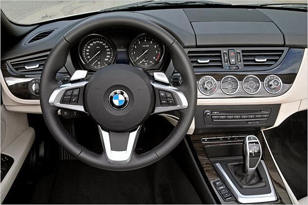 Leder, Holz und Alu verleihen einen noblen Touch