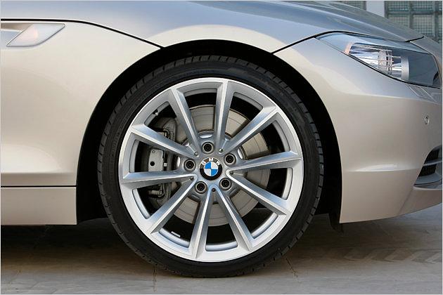 Schicke Felgen, hinter denen groß dimensionierte Bremsscheiben hervorschimmern