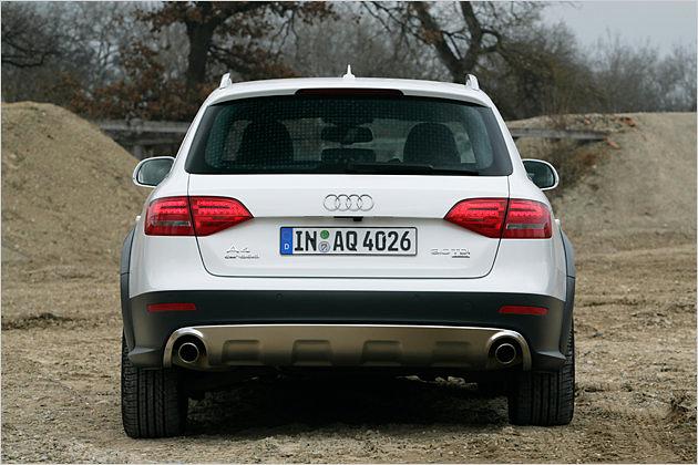 Zwei Auspuffenden entsorgen das Abgas des V6