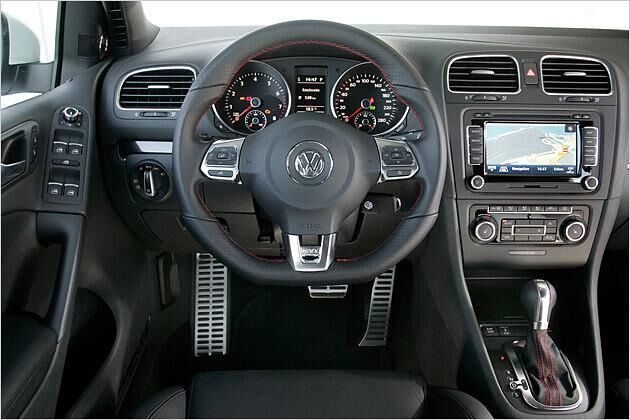 Klare Instrumente und viel Aluminium in der Kabine des GTI