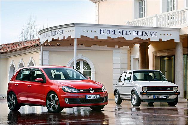 Leichter Vorfahre: Der erste GTI von 1976 (rechts) bringt 810 Kilogramm auf die Waage, das neue Modell ist mit über 1.300 Kilogramm dabei