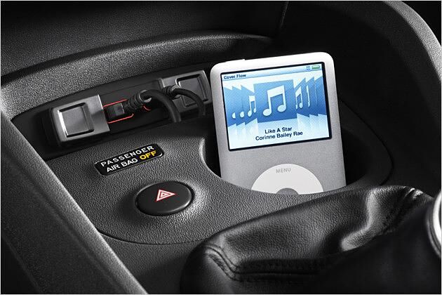 Serie beim FR sind zwei Audio-Eingänge: Ein USB-Port und ein Aux-In-Anschluss