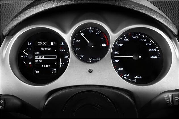 Digitaldisplay links: Auch eine Schaltempfehlung gibt der Freetrack