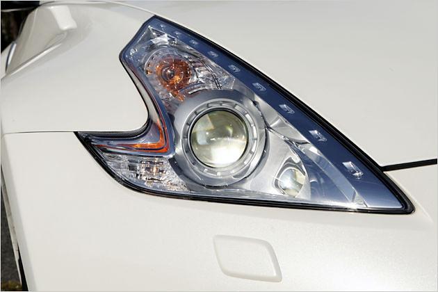 Erinnern an Haifisch-Zähne: Die Frontscheinwerfer des Nissan 370Z