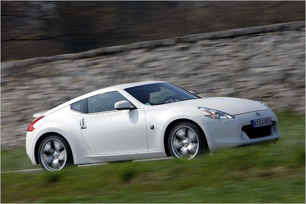 Mit hart abgestimmtem Fahrwerk macht sich der 370Z auf die Piste