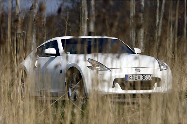 Der 370Z liegt antrittsfreudig auf der Lauer