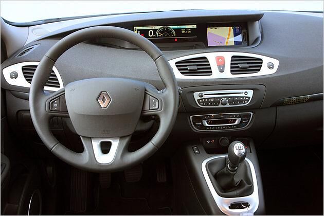 Das Cockpit des Grand Scénic gibt sich hochwertig und übersichtlich