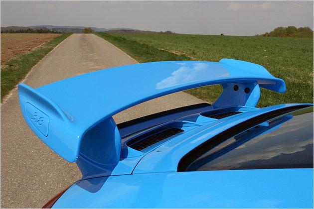 Zwei Hutzen auf dem Motordeckel zwangsbelüften das Aggregat