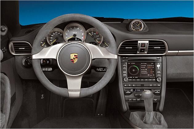 Der Lenkradkranz aus Alcantara ist besonders griffig