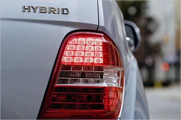 Das Emblem am Heck verrät den Hybrid-Mercedes